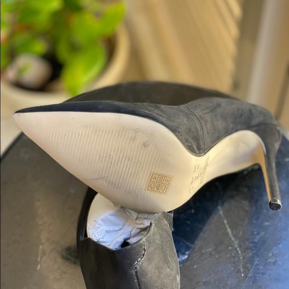 Gorgeous Black suede pumps - Picture 3 of 4